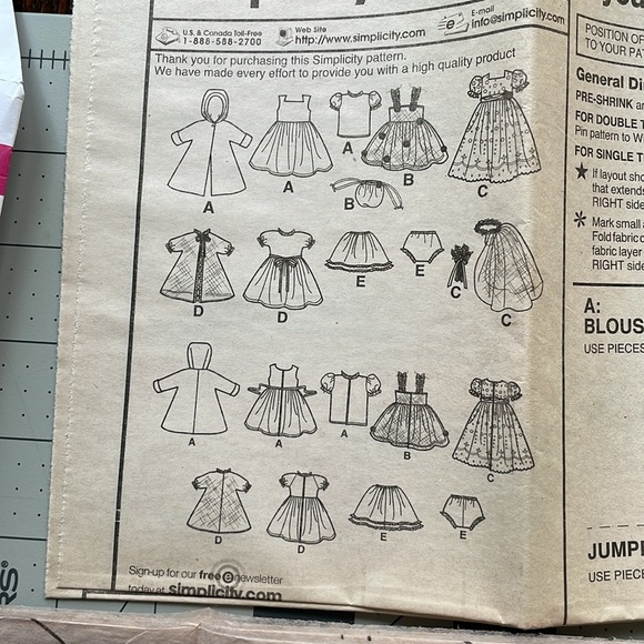 Simplicity 2775  wardrobe sewing pattern for 8" doll (11 items of clothing) - Picture 5 of 6